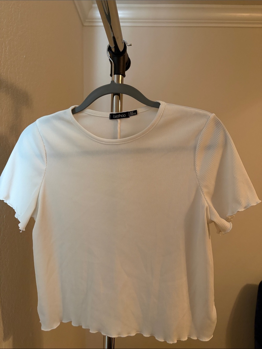 Boohoo White Ribbed Lettuce-Edge Short Sleeve Top